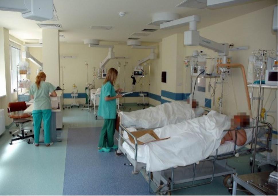 Obr. 2: Pooperačnú starostlivosť v jej výkonnostnej zložke zabezpečujú v nemocniciach najmä nelekárski zdravotnícki pracovníci. Ilustračné foto, zdroj: https://www.unb.sk/i-klinika-anesteziologie-a-intenzivnej-mediciny-lfuk-a-unb/