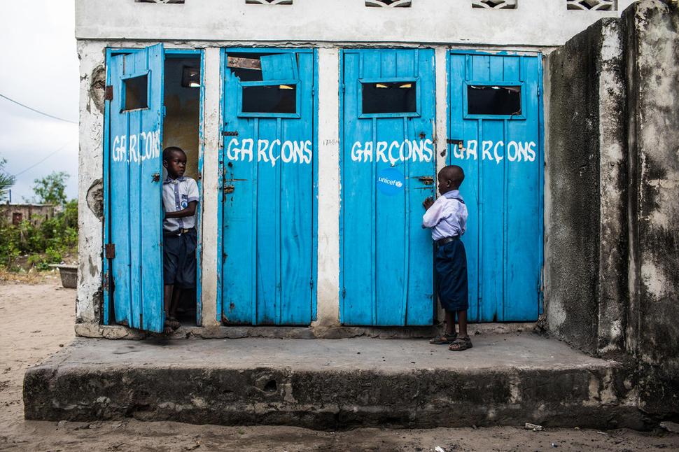 Študenti kontrolujú čistotu toaliet vo svojej škole. Kinshasa, Konžská demokratická republika