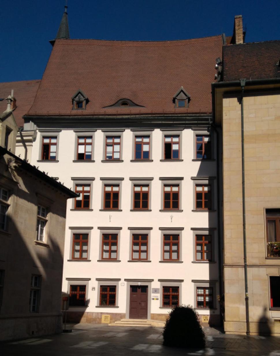 V tejto budove bolo do r. 1672 bratislavské evanjelické gymnázium. Evanjelici si ho postavili r. 1656. Budova doteraz púta svojou jednoduchou krásou a racionálnosťou. V r. 1672 cisárski vojaci rozrúbali na škole dvere, vnikli dovnútra a vošli zozadu do pripojeného evanjelického kostola. Následne kostol aj so školou dostal jezuitský rád.