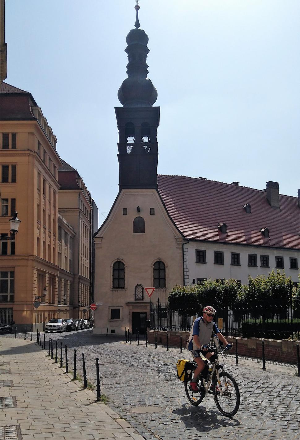 Bývalý evanjelický kostol, v ktorom sa konali maďarské a slovenské bohoslužby. Bratislavskí evanjelici si ho postavili r. 1658. Vojaci ho zabrali r. 1672. Následne ho dostal ženský rád uršulínok.