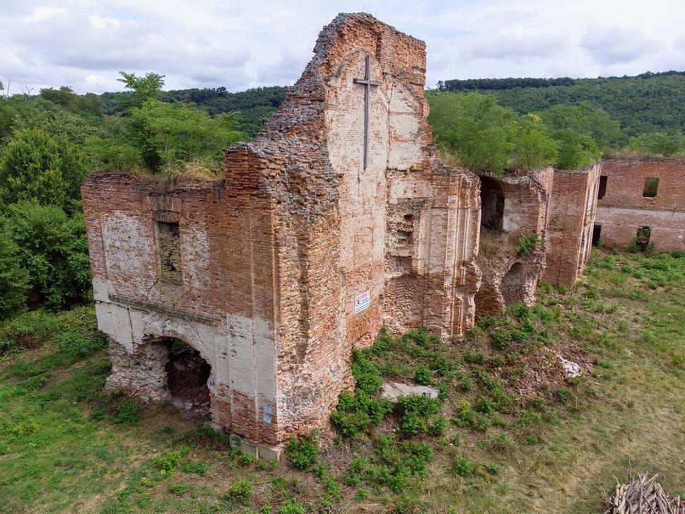 Z kostola pavlínov zostala iba stena presbytéria, na ktorej bol umiestnený oltár. Je neuveriteľné, za aký krátky čas dokáže človek bez štipky úcty k histórii zničiť aj posledné zvyšky vzácneho svedectva o živote našich predkov.