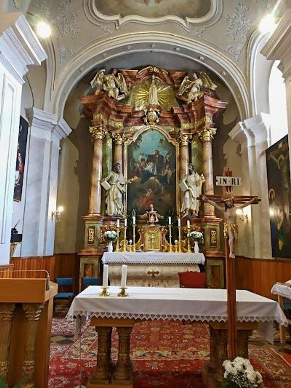 Pavlínsky kostol Máriacsalád mal bohatý interiér, svedčí o tom aj tento barokový oltár z 18. storočia. Po zrušení kláštorného kostola bol oltár prenesený do kostola sv. Jána Nepomuckého v Čake, kde je dodnes.