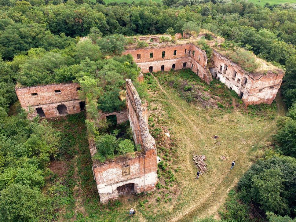 Aj na sklonku rokov 80-tych mal kláštor strechu a stál v pomerne slušnom stave. Mali sem chodiť deti do školy v prírode, v lete mal byť využívaný na detské tábory aj ako rekreačné stredisko pre dospelých.