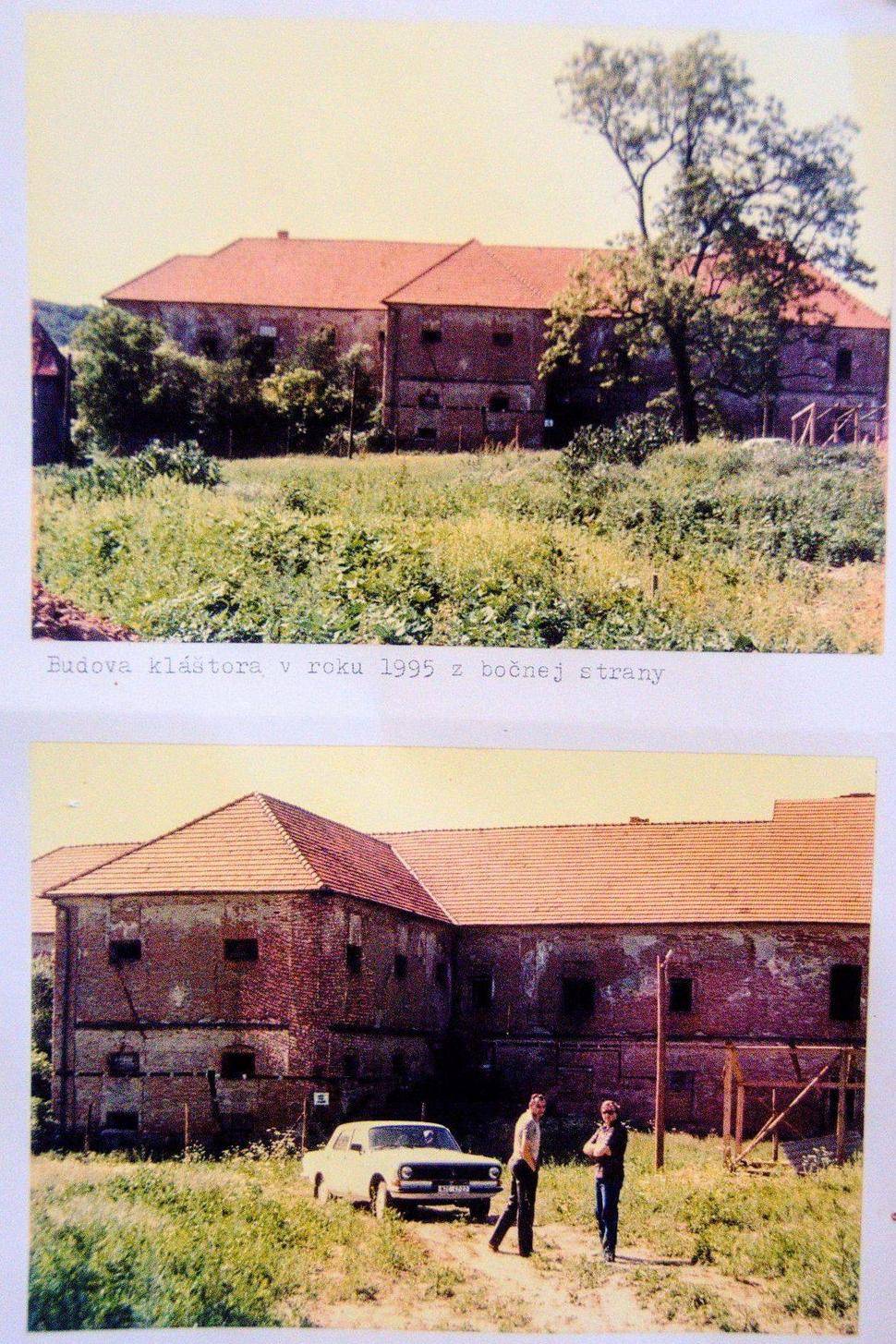 Fotky v múzeu dokazujú, že kláštor bol kompletne zastrešený ešte aj v 1995 roku.