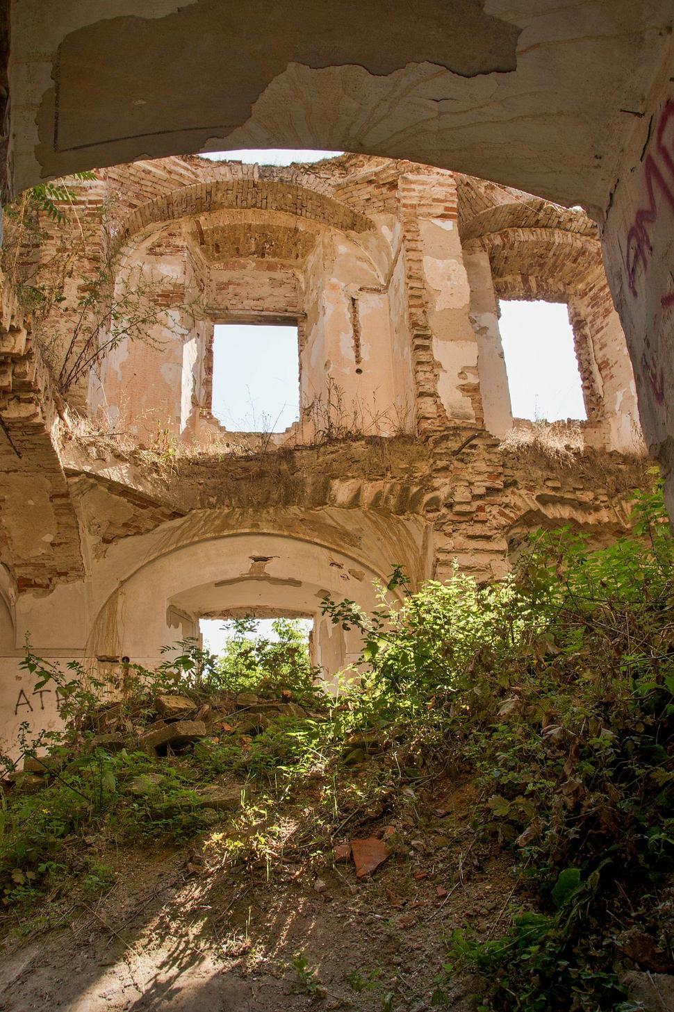 Pohľad do miestností ktoré ešte v 90-tych rokoch mali dve podlažia a kompletnú strechu, doslova trhá srdce.