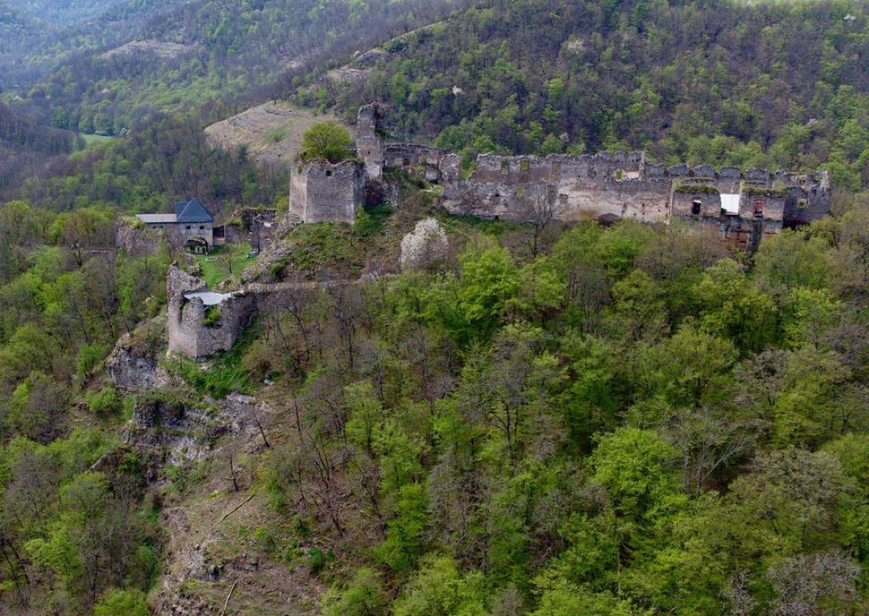 Zrúcanina gotického hradu na konci skalného ostrohu z troch strán obtekaného riečkou Litavou, situovaná v Krupinskej planine, juhovýchodne od obce Čabradský Vrbovok.