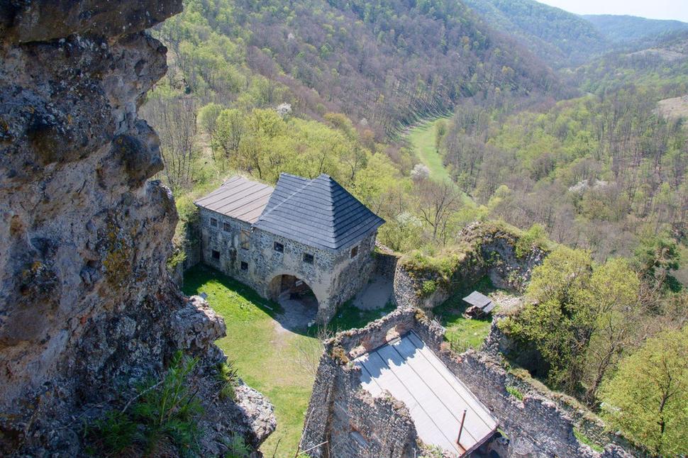 Hrad Čabraď – pohľad z veže na vstupnú bránu. Hrad ponúka krásne výhľady.