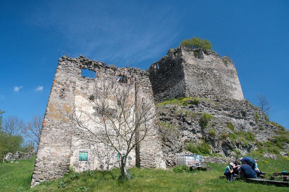 Hrad Čabraď – veža horného hradu a budova sýpky.