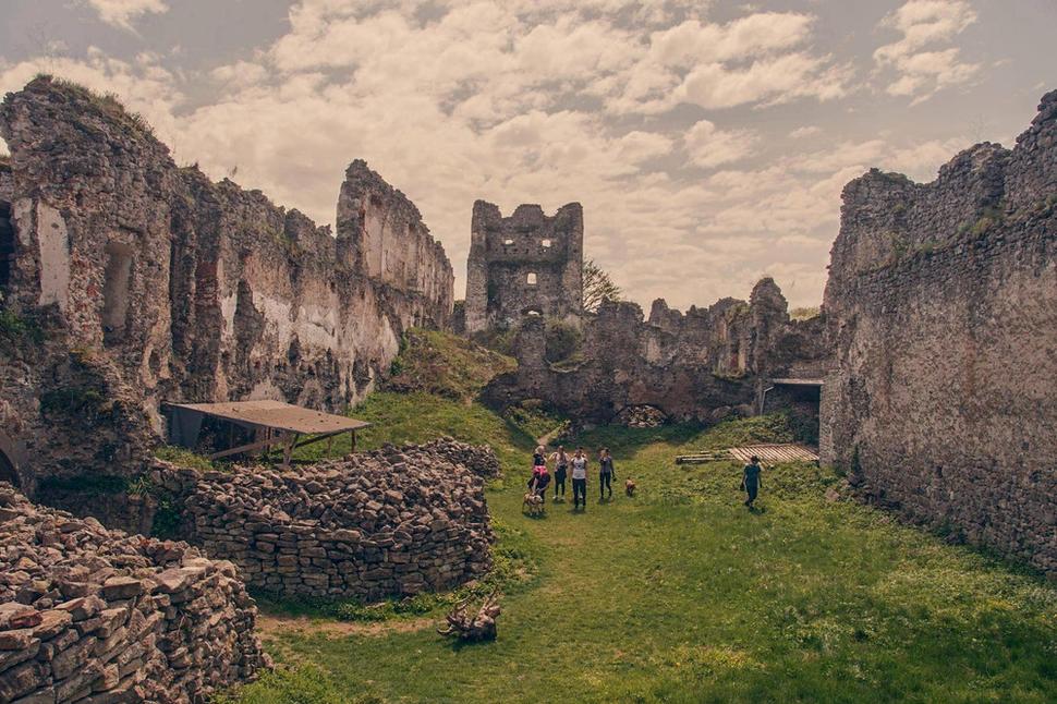 Nechýba tu horný hrad tvorený vežou, rozľahlým nádvorím s palácovými stavbami, ale aj hospodárskymi budovami, na západnej strane to boli bastióny a menšie bašty, obvodové opevnenie v dolnom hrade, vstupná brána s vežou, strelnica a padací most.