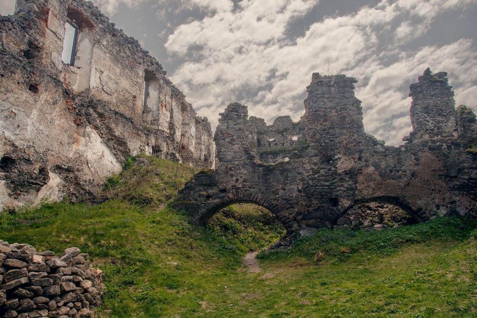 Kým v minulosti bol hrad skutočnou pevnosťou, dnes sa z neho zanechalo podstatne menej. Ruiny a to, čo z neho zostalo, však má svoju čarovnú atmosféru.