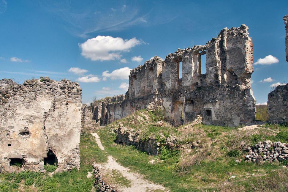 Hrad Čabraď – zvyšky paláca.