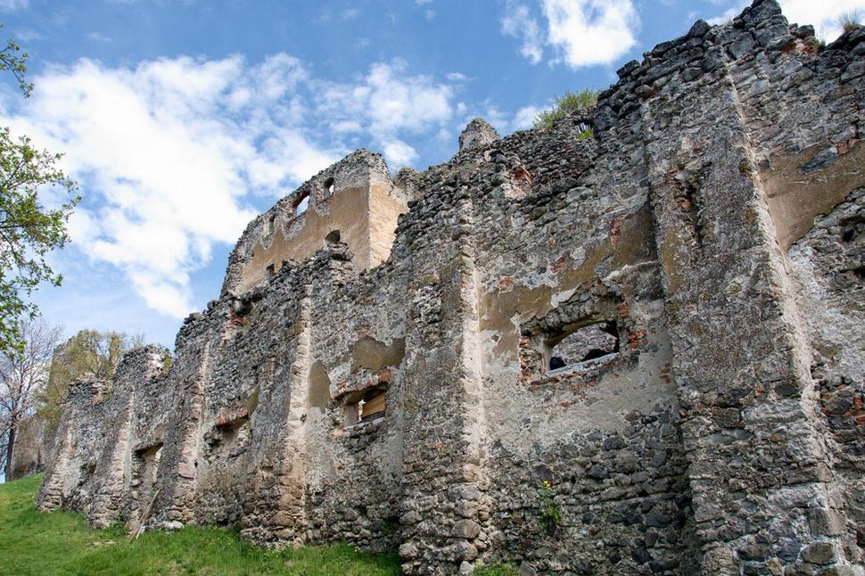 Hrad Čabraď – zvyšky vonkajšieho opevnenia.