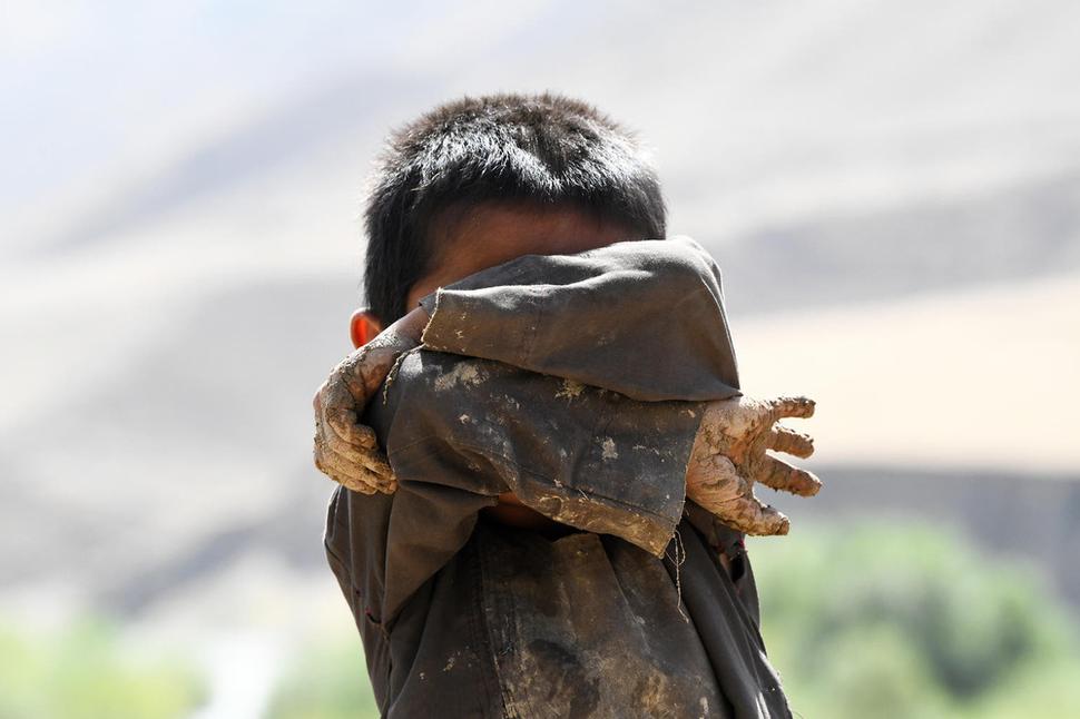 Chlapček v dedine Qara Kamar, provincia Badakhshan, severný Afghanistan.