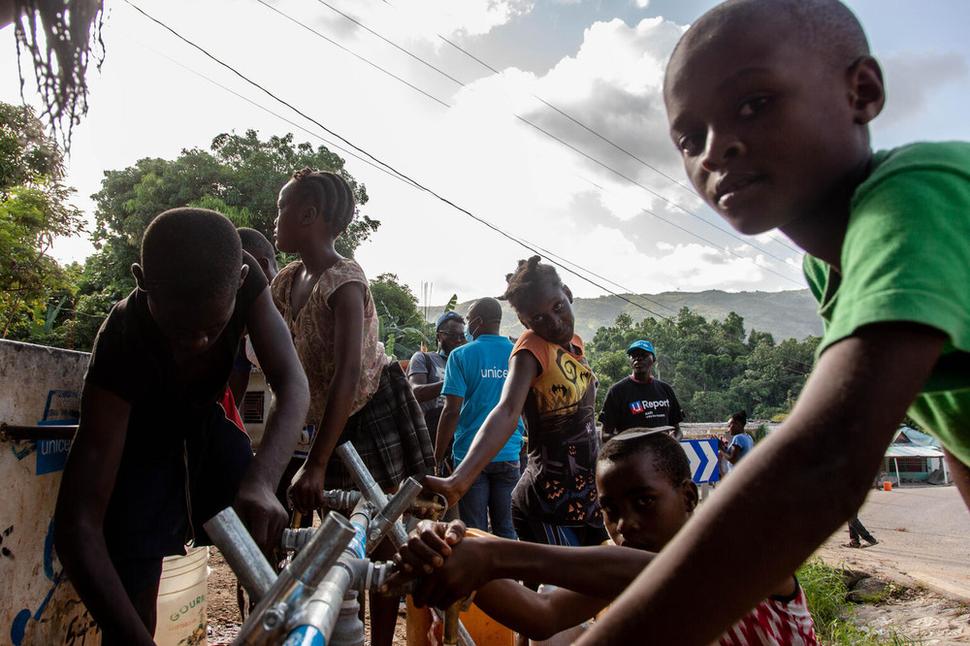 Deti a ich rodiny majú prístup k čistej vode v jednej zo štyroch staníc podporovaných UNICEFom v Les Cayes, Haiti.