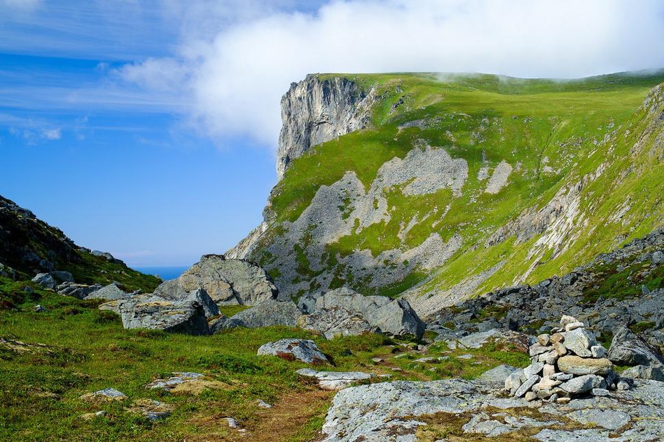 Turistickým chodníkom ku Kalvika Beach