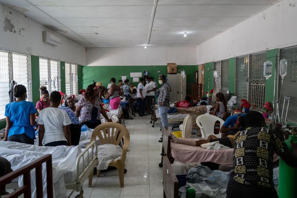 Zranení čakajú na ošetrenie v nemocnici v Les Cayes, Haiti