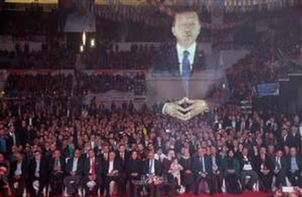 Premiér Erdoğan sa na zjazde vládnej AKP v Izmire prihovoril svojim spolustraníkom v podobe hologramu.