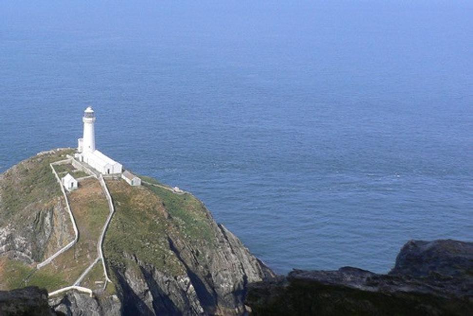 Impozantný maják South Stack. Vo Walese sú ich desiatky, niektoré sú na predaj, iné sa dajú prenajať.