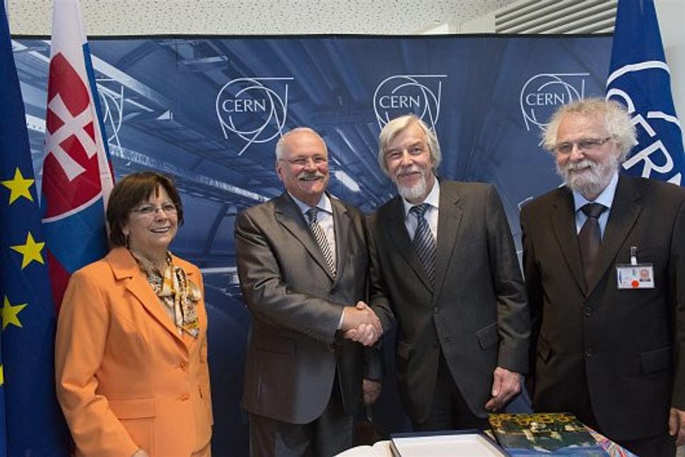 Pózovanie pre novinárov - prezident SR a generálny riaditeľ CERN