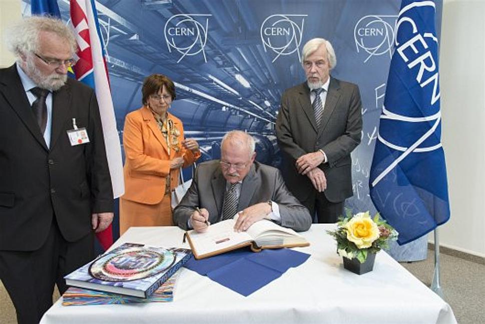 Prezident SR Ivan Gašparovič sa zapísal do Knihy hostí CERN.