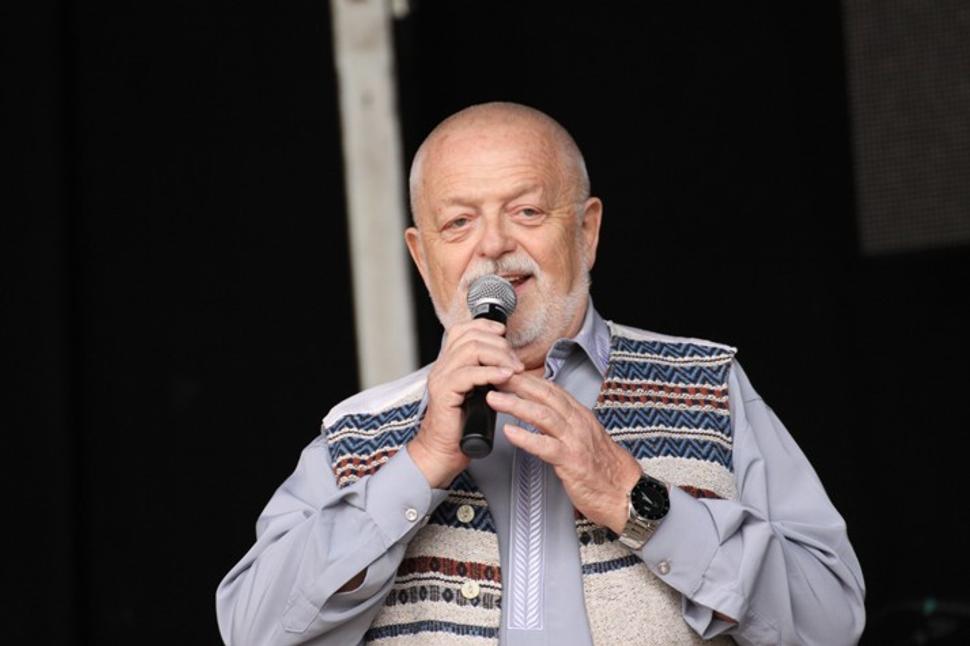 Kritika sa vtedy nenosila a tá privodila koniec Tatra Revue. Tak v júni roku 1972 zostalo 60 umelcov - spevákov, tanečníčok a hudobníkov - bez práce. Ale nikoho to nezaujímalo a zohnať iné angažmán bolo nemožné. Tak skončila existencia jedného zábavného divadla, po ktorom dodnes zostalo prázdne miesto.