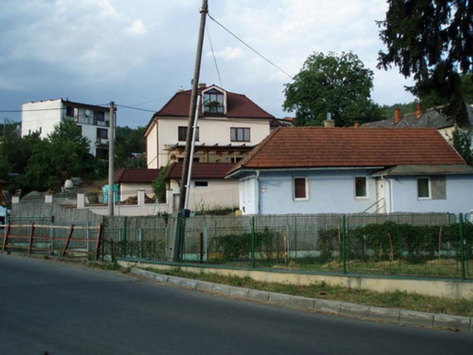 Domy pri križovatke ulíc v Kudlovciach...
