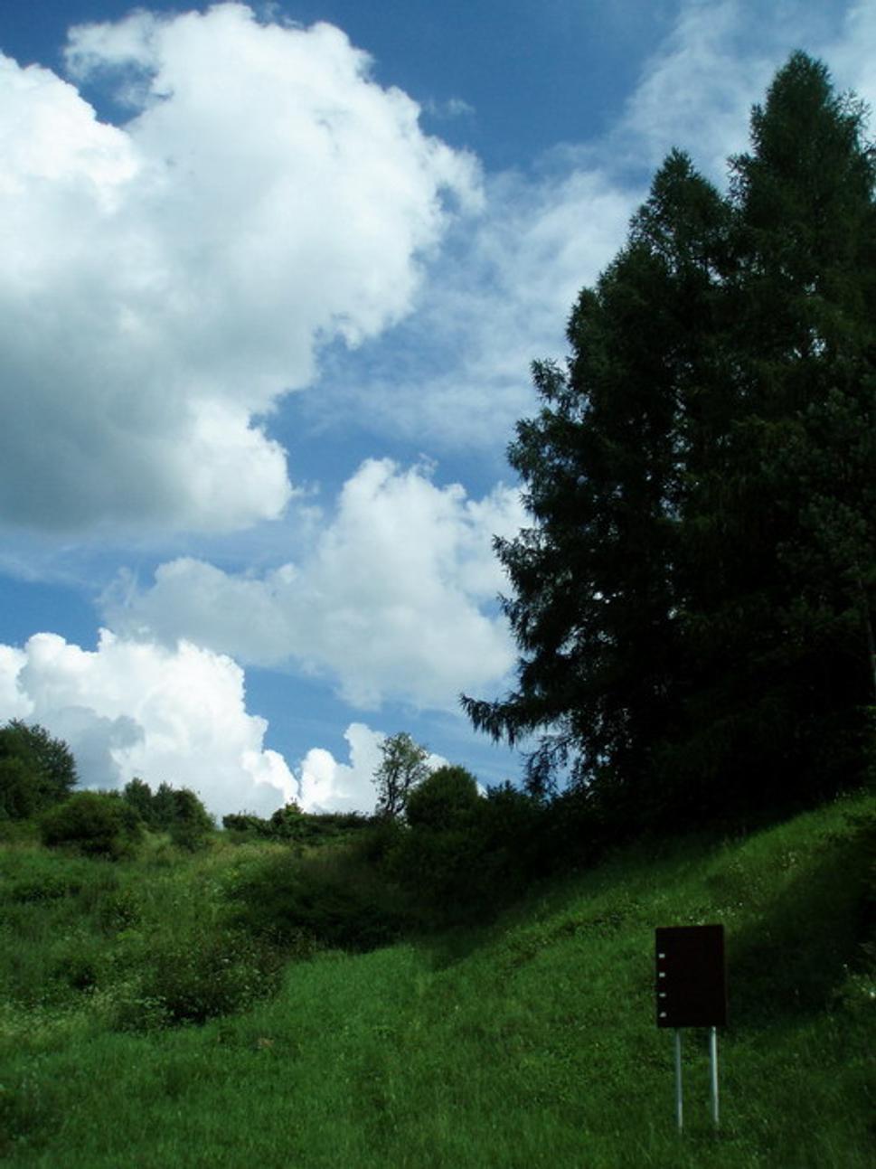 Chodník vedúci na hrad (naľavo od severného konca zrázu)