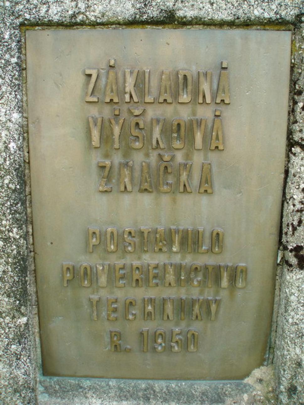 Plaketka na kótovej značke z roku 1950