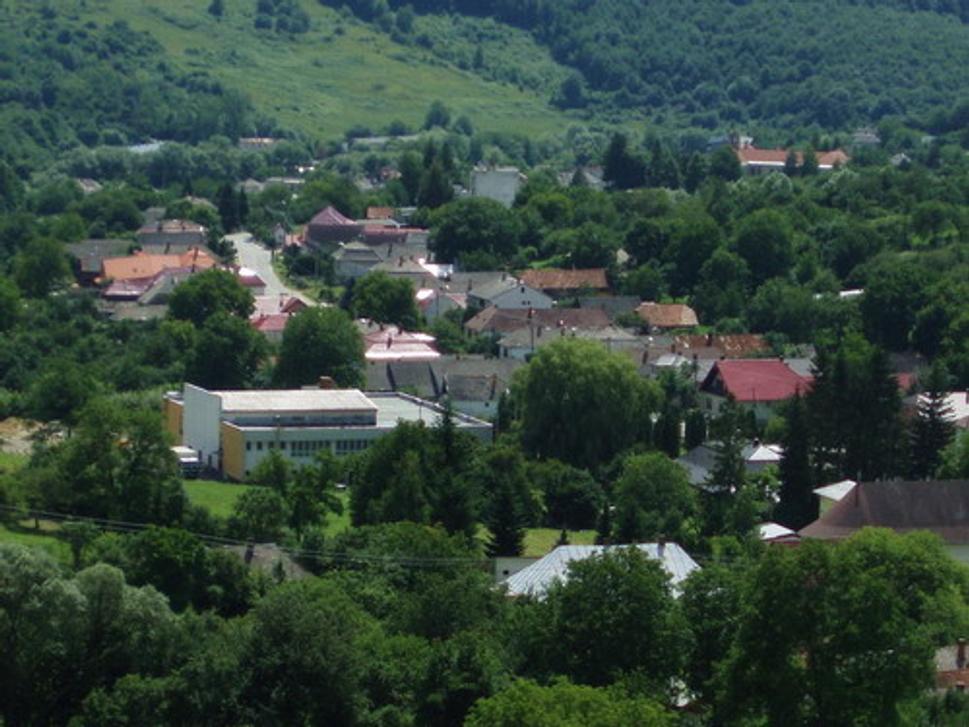 Podhoroď pri pohľade od juhozápadnej steny hradnej veže