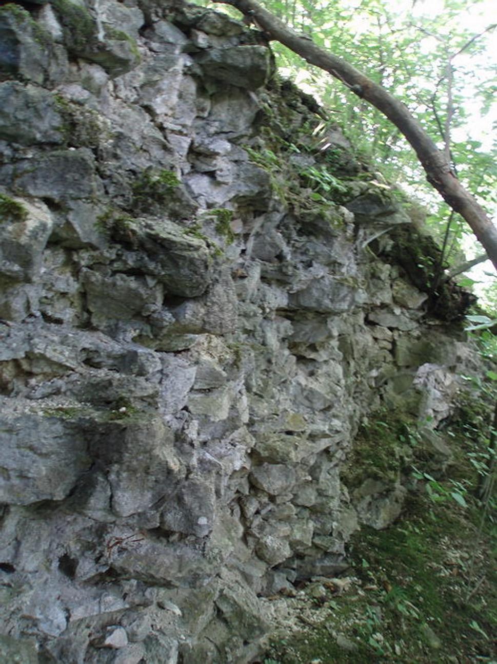 Zrúcaniny obvodovej hradby (severný okraj skalnej vyvýšeniny hrádku)