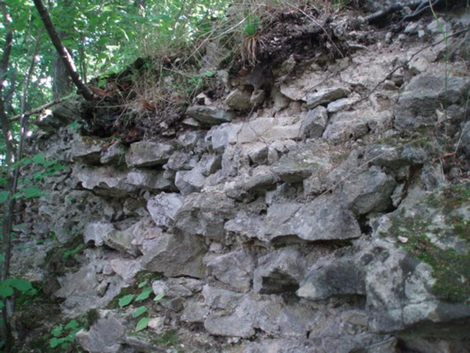 Zrúcaniny obvodovej hradby (severný okraj skalnej vyvýšeniny hrádku)
