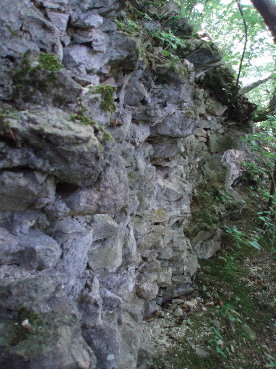 Zrúcaniny obvodovej hradby (severný okraj skalnej vyvýšeniny hrádku)