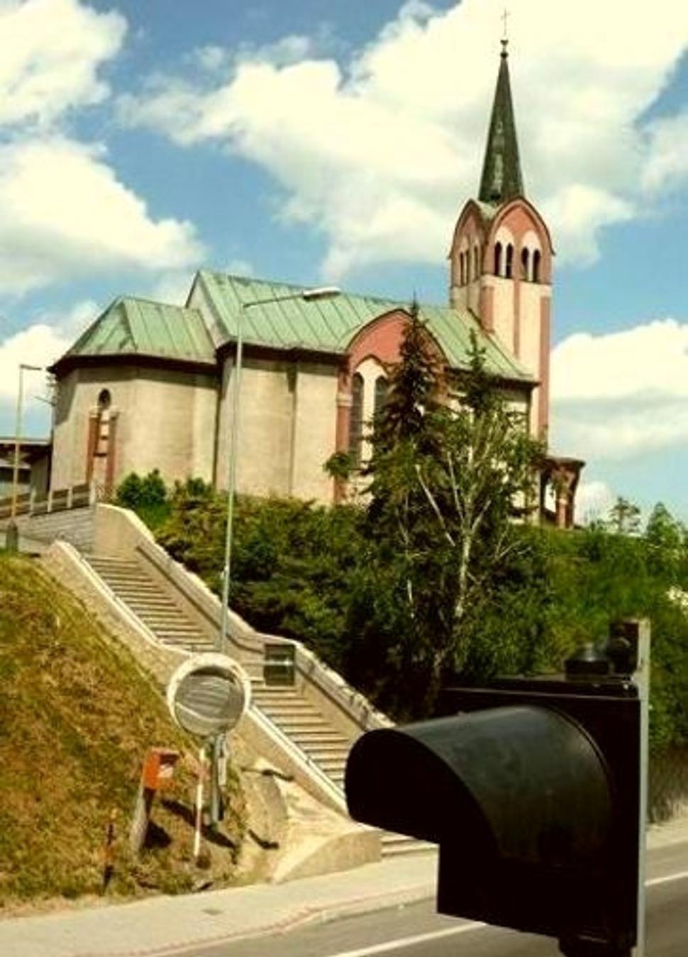Kostol sv. Cyrila a Metoda na kopci pred vstupom do centra mestečka