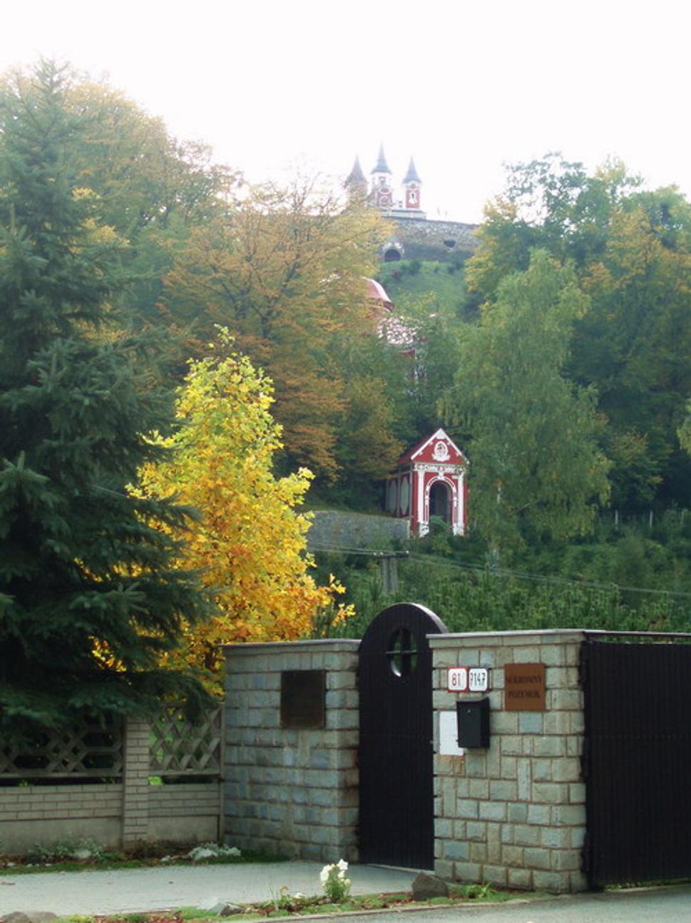 Pohľad na Kalváriu od bránky farského úradu...