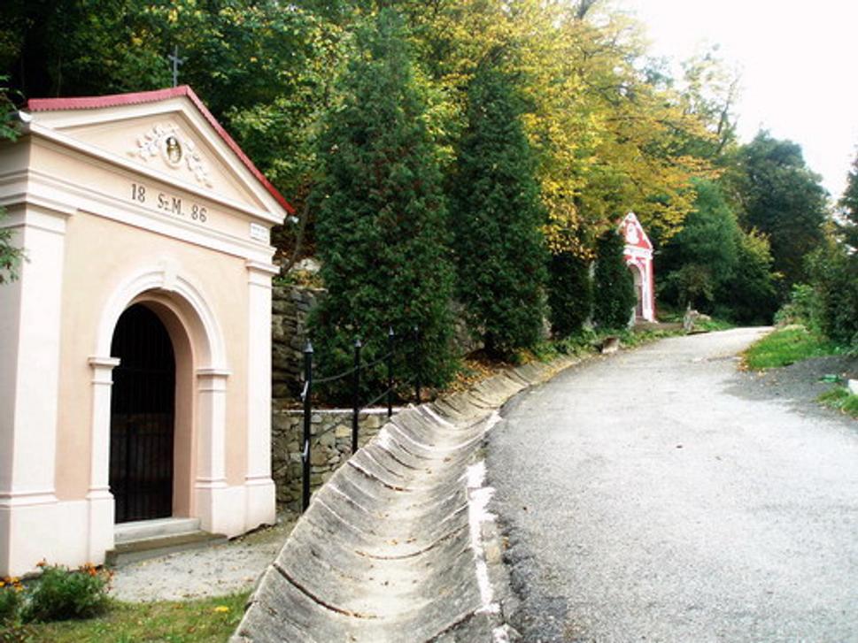 Začiatok prístupovej cesty s prvými dvoma kaplnkami...