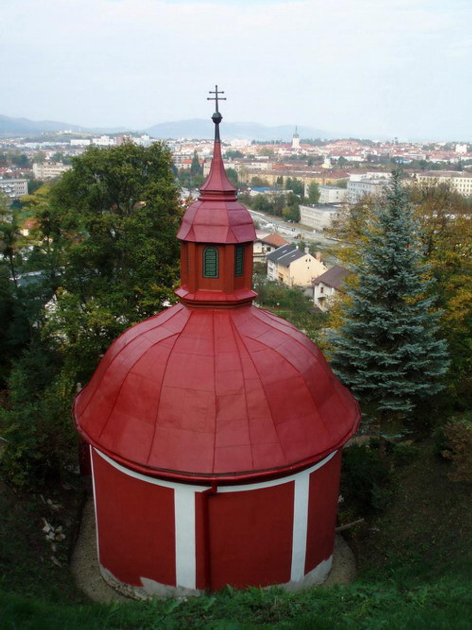 Oltárna časť Kaplnky Božích schodov pri pohľade zo svahu...