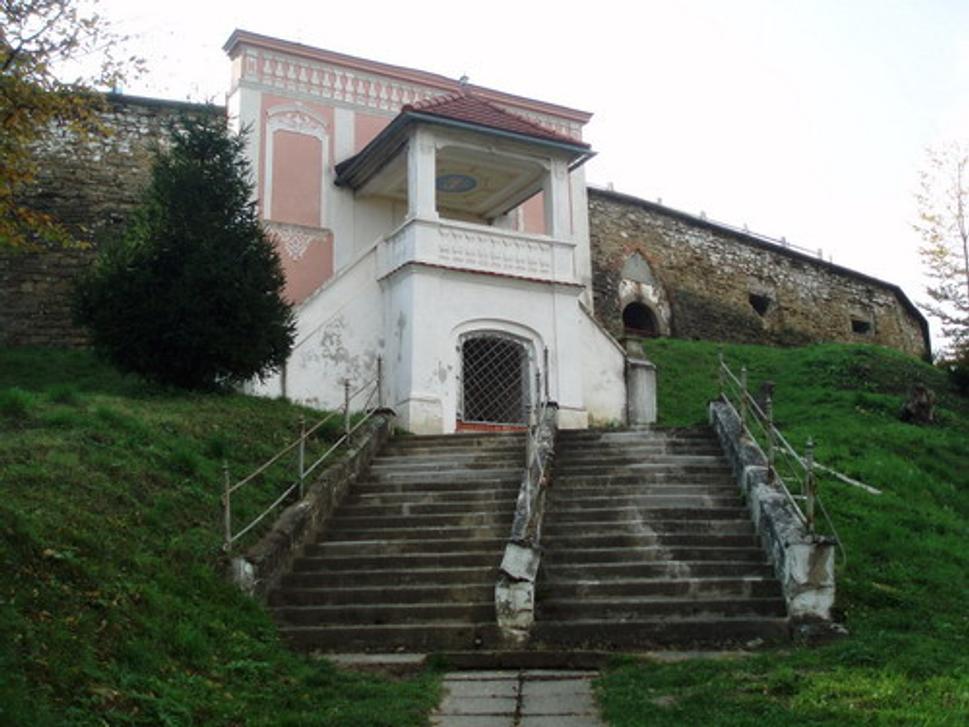 Schody smerom ku kostolu a ozdobná vyhliadková terasa nad cintorínom...