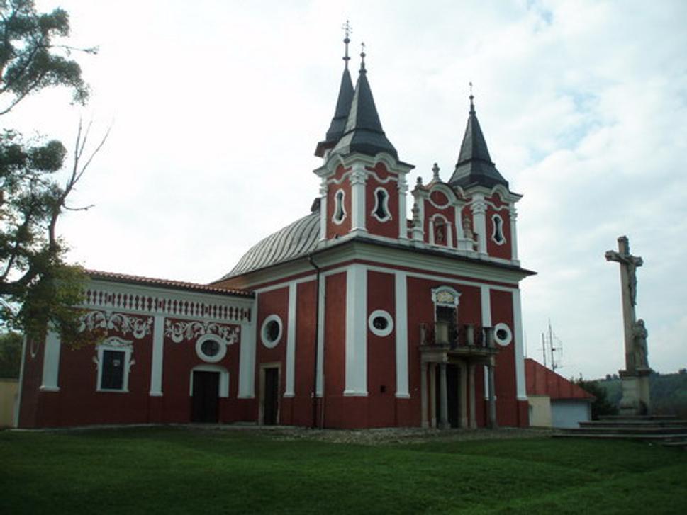 Kostol sv. Kríža na samom vrchole kalvárie...