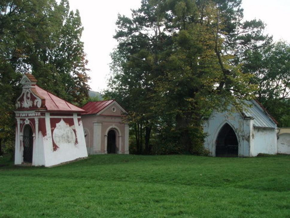 Kaplnka č. 8 a staré hrobky na okraji lúčky a v objatí stromov...