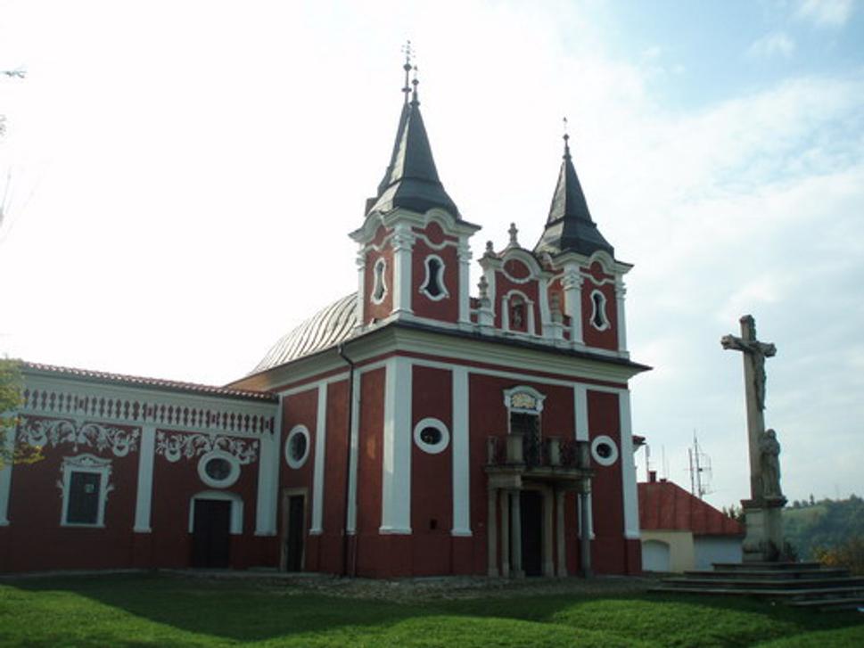 Kostol sv. Kríža na samom vrchole kalvárie (pohľad zľava)...