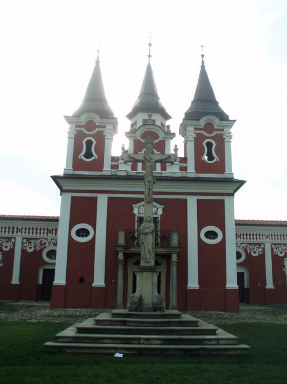 Priečeli Kostola sv. Kríža a Božia muka pred ňou...