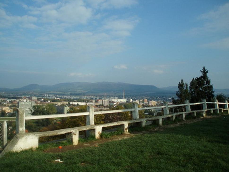 Otvorené priestranstvo pred kostolom so širokým výhľadom na Prešov...