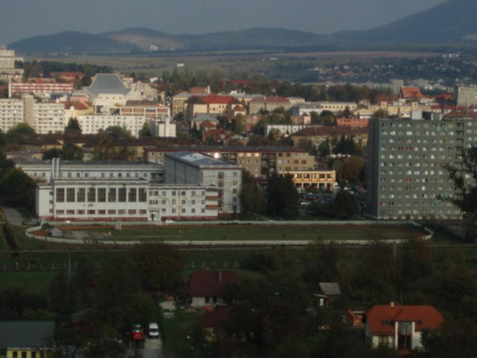 Bližší záber na starý a nový internát vysokoškolského areálu... Zvláštna strecha v pozadí patrí Divadlu J. Záborského...