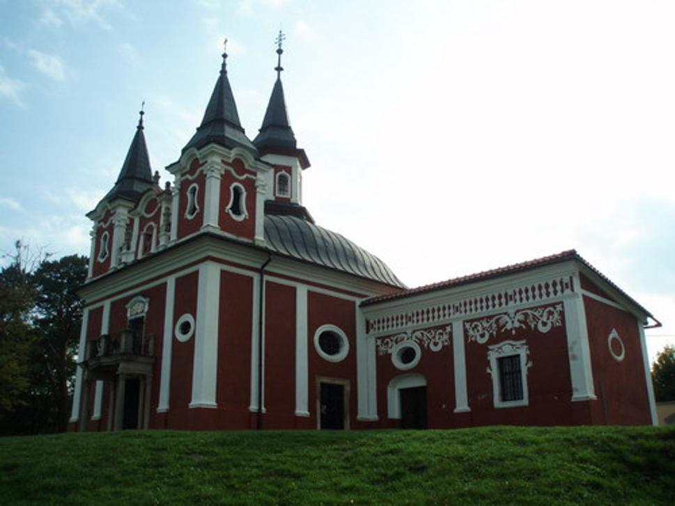 Kostol sv. Kríža (pohľad zprava)...