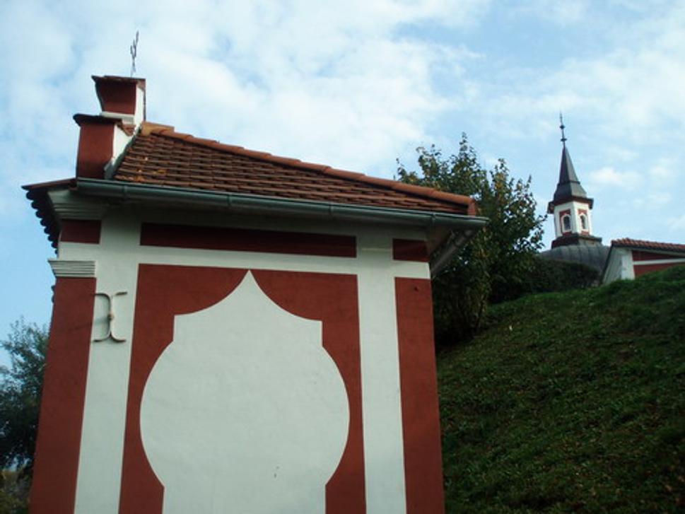 Kaplnka (neviem číslo) pniže k. č. 10 a kostola...