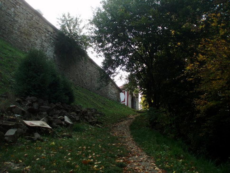 A toto je chodníček vedúci k nej...
