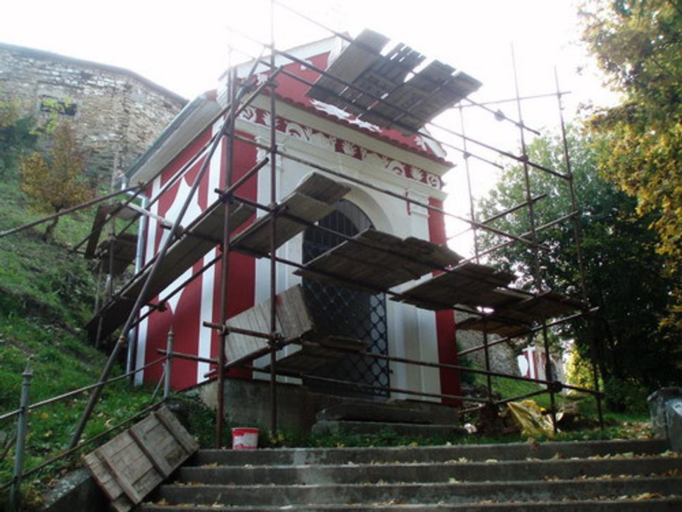 A ešte nižšie pod hrdňadbami, nad Božími schodami, stojí aj táto práve reštaurovaná kaplnôčka...
