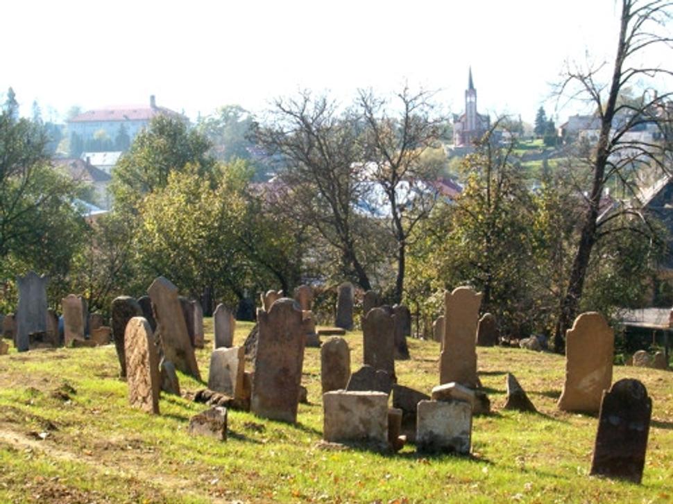 Židovský cintorín v Giraltovciach v jeseni 2007