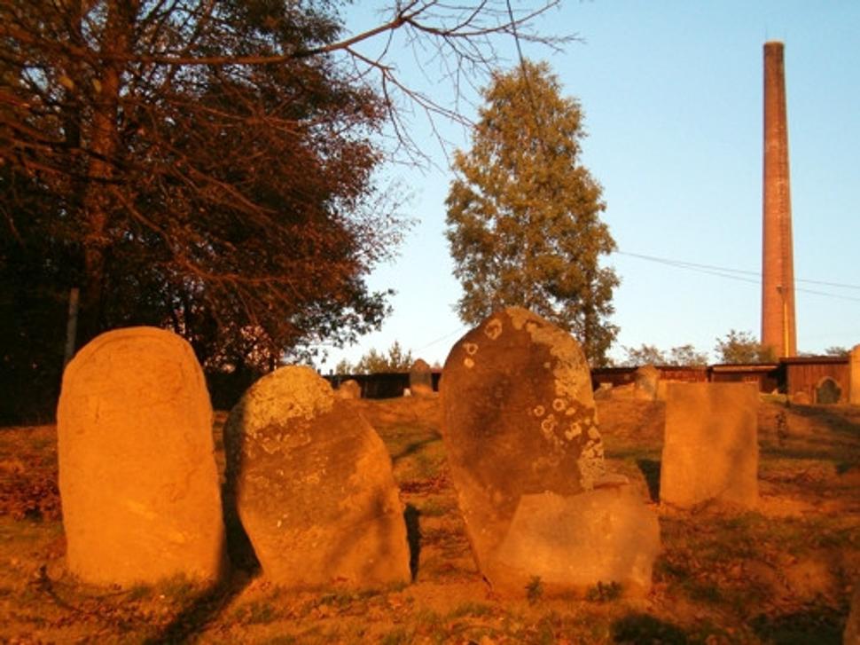 Náhrobníky s komínom tehelne