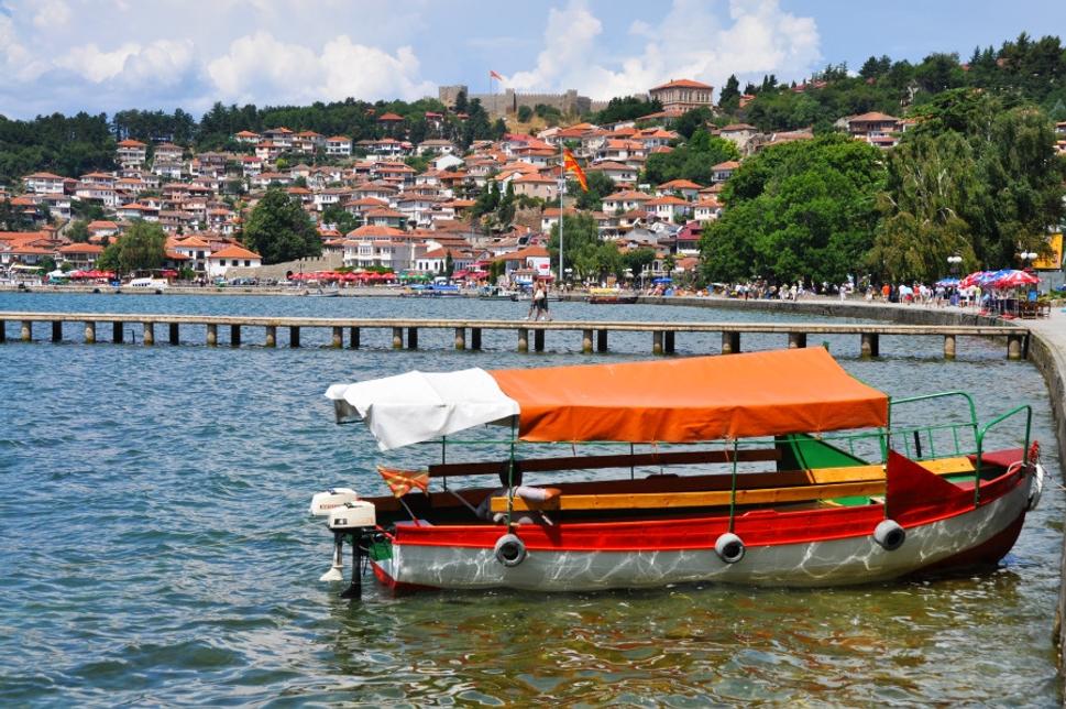 Lode čakajúce na turistov a okruh po jazere